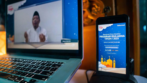 Telkomsel Salurkan Hewan Kurban Hingga ke Pelosok Negeri